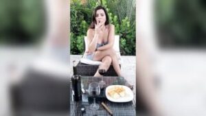 افلام سكس عراقي ساخن: القحبة العراقية الينا انجل الميلف تشرب في السيجارة وممحونة على الاخر وبتعري نفسها وتلعب في كسها بعنف – سكس عربي عراقي 2025 – كامل بجودة عالية HD