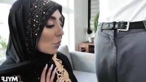 افلام سكس عربي حصري: ابتزاز الزوجة القحبة بصورها الفاضحة – سكس نيك زوجة محجبة مترجم عربي – بدقة عالية 1080p HD