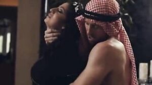 سكس سعودي ساخن: نادية علي الزوجة الكحبة تهرب من زوجها الخليجي ولكنه يمسكها ويفشخ كسها نيك – سكس محجبة مترجم عربي – مترجم كامل بدون حذف HD
