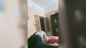 افلام سكس مصري مسرب: شاب مصري واخد صاحبته من المدرسة في شقته ويقلعها بالعافيه وينيك طيزها – سكس مصري – شاهد الان بجودة ممتازة HD